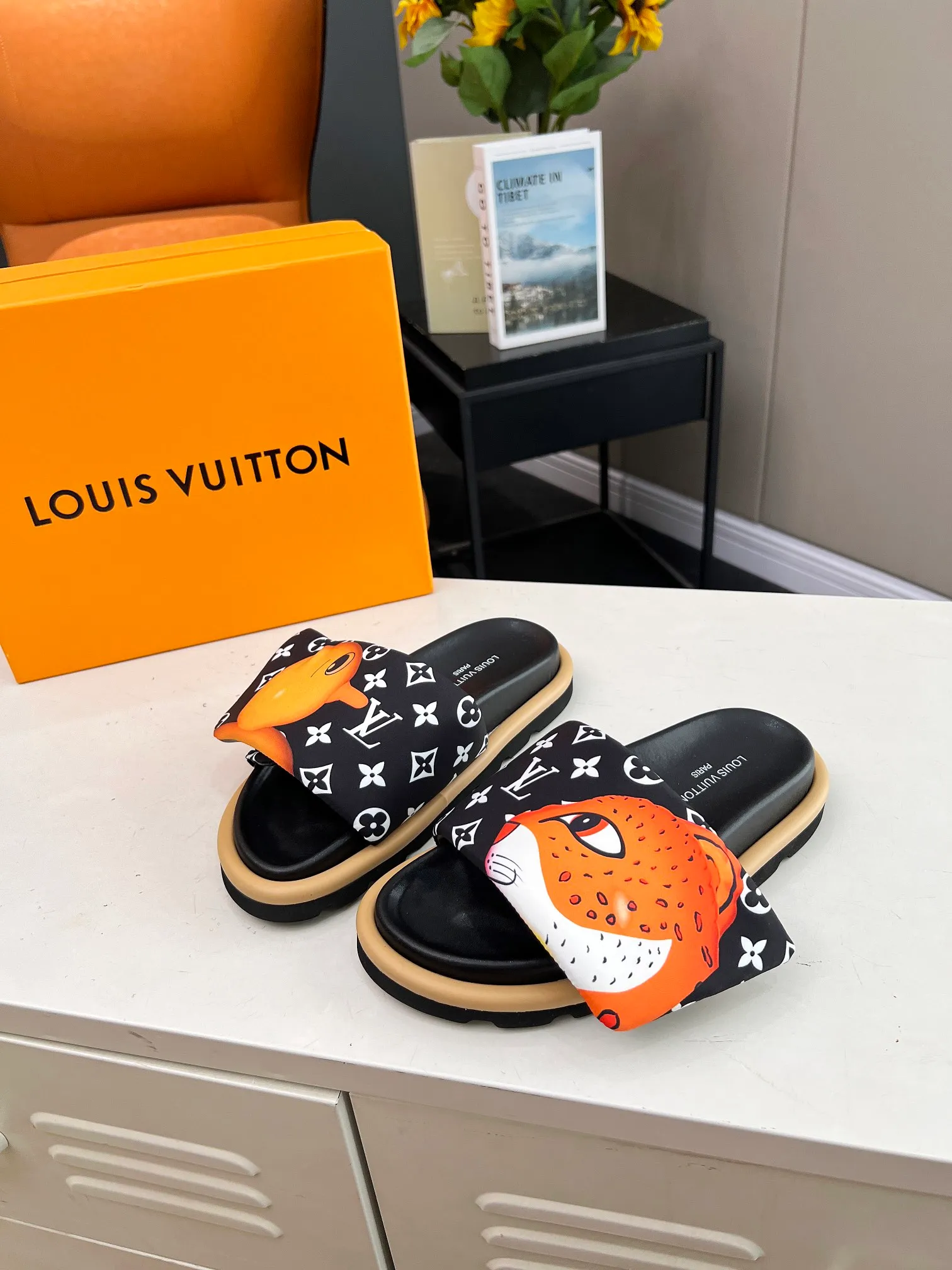👟👟Ex-factory price 360👟👟 lv donkey brand l home 2024 hot style embossed logo embossed sandals This ol low comfort flat sandals are made of technical fabrics and use high-frequency embossing technology to reinterpret the monogram pattern. Soft padded upper with adjustable Velcro, comfortable and tough insole adds harmonious color ▪️Fabric: Original customized technical fabric ▪️Lining: soft sheepskin lining ▪️Sole: Original open-molded rubber foam outsole Color: .yellow.black▪️